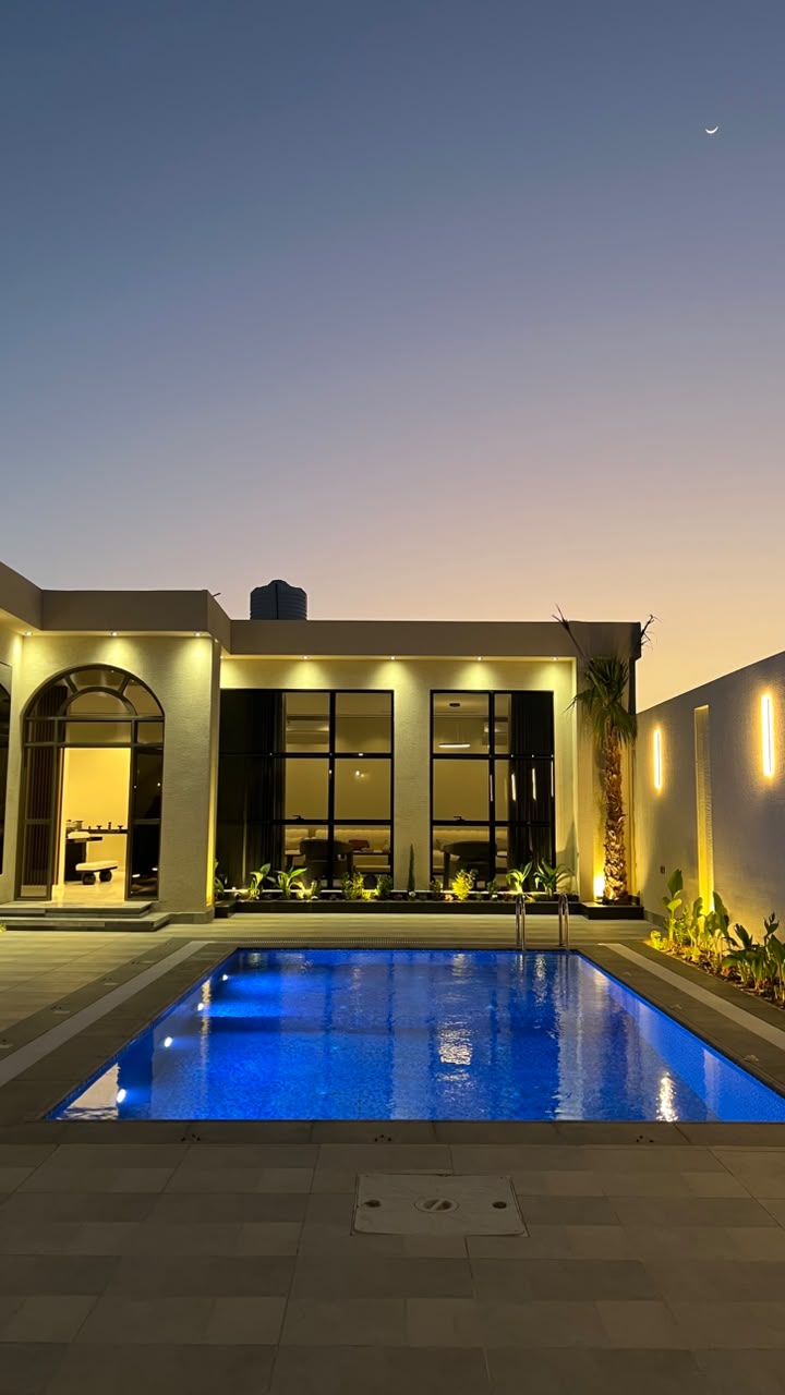 المسبح وقت الغروب مع الإضاءة